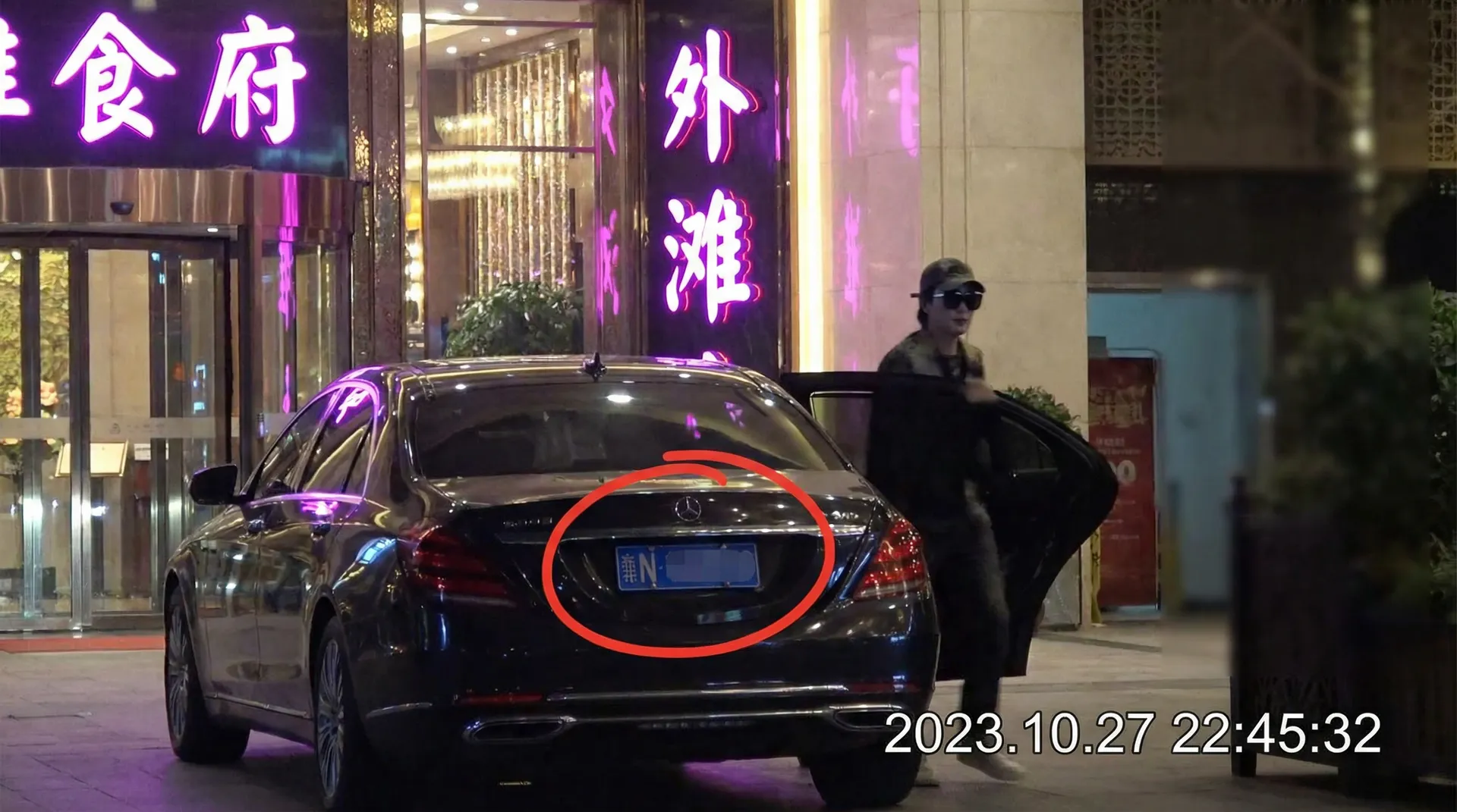 188体育app - 豪车餐厅外偷拍
